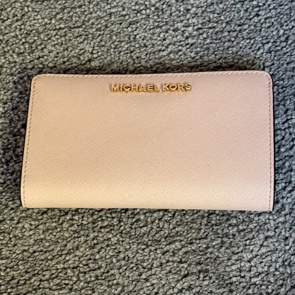 NWOT - Michael Kors Jet Set Travel Bi-Fold Wallet. Soft Pink. 6.5”x4”x1”.